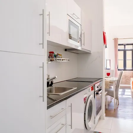 Charming Stone Wall Apt With Metro Ac In Central Porto פורטו