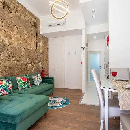 Charming Stone Wall Apt With Metro Ac In Central Porto פורטו