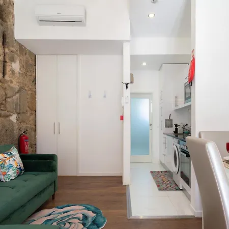 Charming Stone Wall Apt With Metro Ac In Central Porto