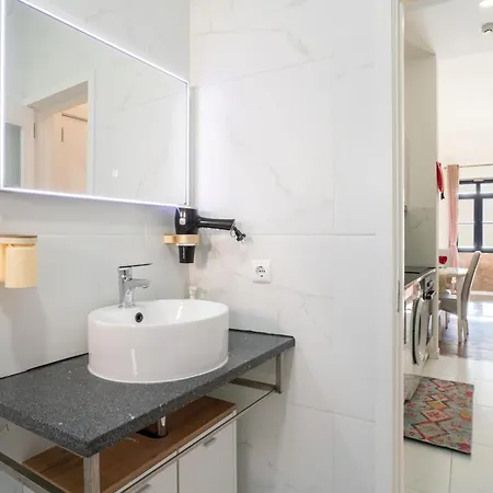 Charming Stone Wall Apt With Metro Ac In Central Porto