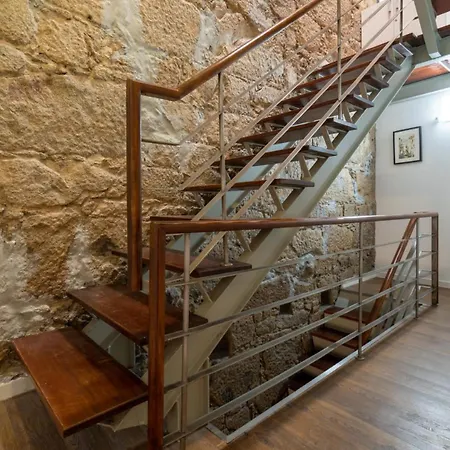 Charming Stone With Metro Ac In 아파트
