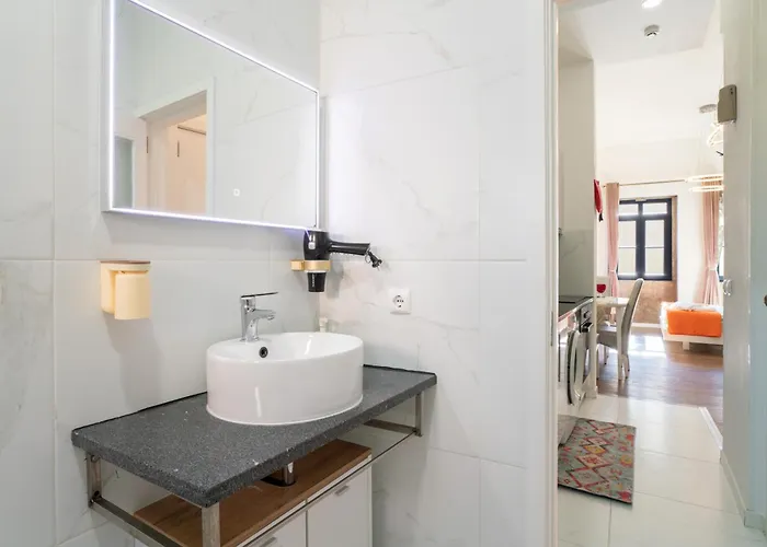 Cozy 2 Ac Near Metro