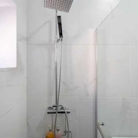 Cozy 2 Ac Near Metro