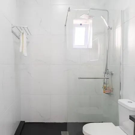 Cozy 2 Ac Near Metro Appartamento Oporto